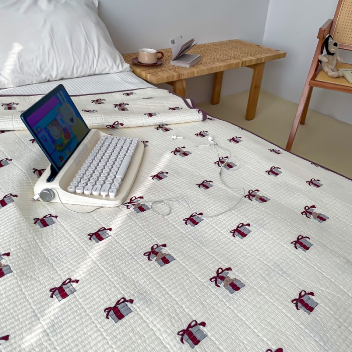 91家纺网 家纺一手货源 找家纺 汇庭 2023新款卡通印花单品床盖系列 礼物熊