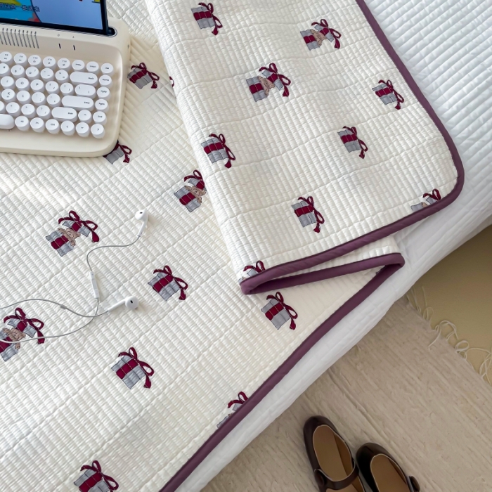 91家纺网 家纺一手货源 找家纺 汇庭 2023新款卡通印花单品床盖系列 礼物熊