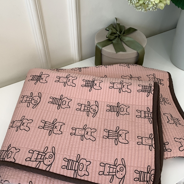 91家纺网 家纺一手货源 找家纺 汇庭 2023新款卡通印花单品床盖系列-实拍 趴趴兔