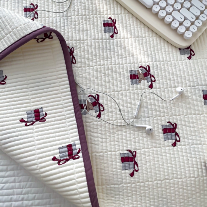 91家纺网 家纺一手货源 找家纺 汇庭 2023新款卡通印花单品床盖系列 礼物熊