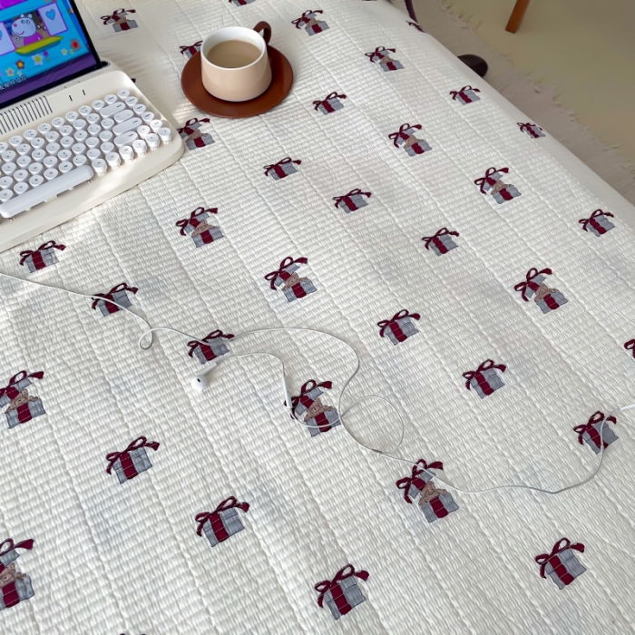 91家纺网 家纺一手货源 找家纺 汇庭 2023新款卡通印花单品床盖系列 礼物熊