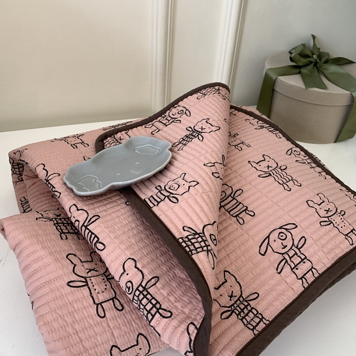 91家纺网 家纺一手货源 找家纺 汇庭 2023新款卡通印花单品床盖系列-实拍 趴趴兔