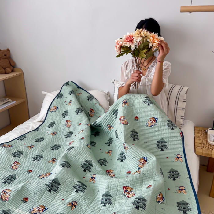 91家纺网 家纺一手货源 找家纺 汇庭 2023新款卡通印花单品床盖系列 沙滩熊