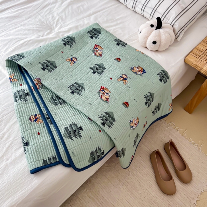 91家纺网 家纺一手货源 找家纺 汇庭 2023新款卡通印花单品床盖系列 沙滩熊