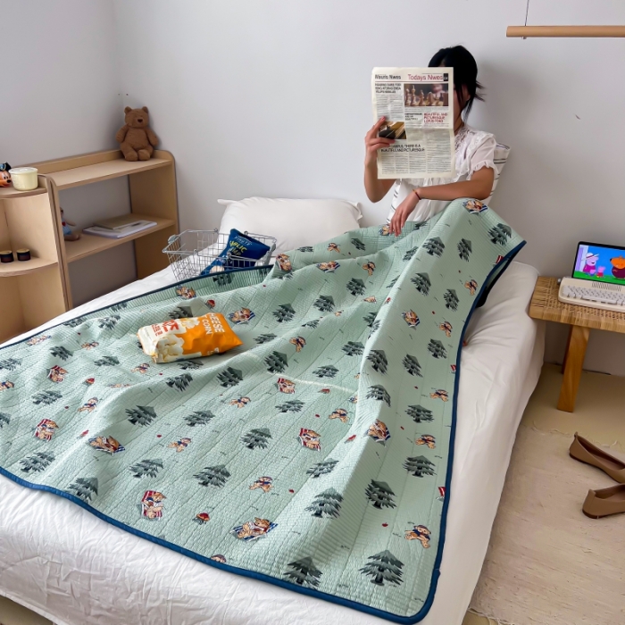 91家纺网 家纺一手货源 找家纺 汇庭 2023新款卡通印花单品床盖系列 沙滩熊