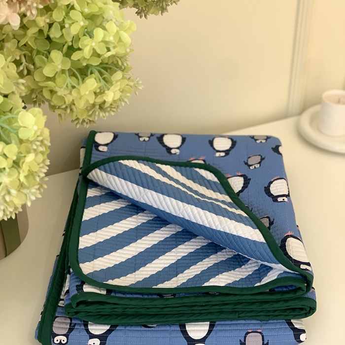 91家纺网 家纺一手货源 找家纺 汇庭 2023新款卡通印花单品床盖系列-实拍 小企鹅