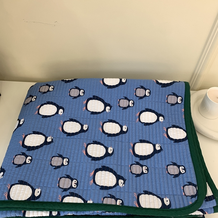 91家纺网 家纺一手货源 找家纺 汇庭 2023新款卡通印花单品床盖系列-实拍 小企鹅