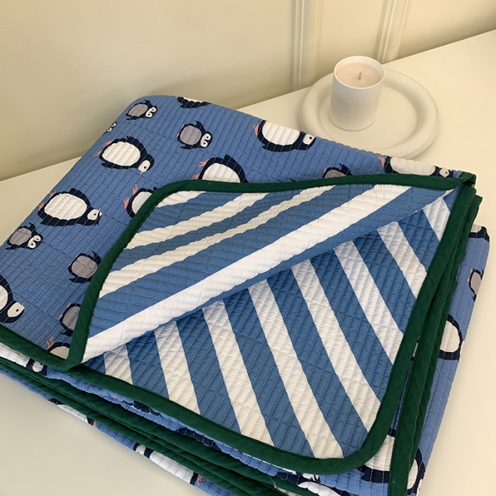 91家纺网 家纺一手货源 找家纺 汇庭 2023新款卡通印花单品床盖系列-实拍 小企鹅