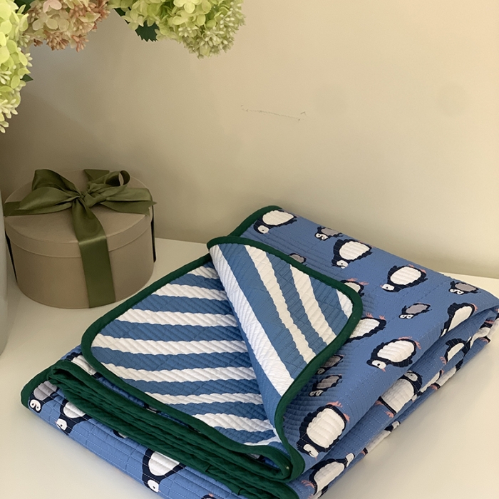 91家纺网 家纺一手货源 找家纺 汇庭 2023新款卡通印花单品床盖系列-实拍 小企鹅