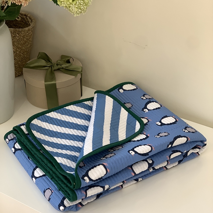 91家纺网 家纺一手货源 找家纺 汇庭 2023新款卡通印花单品床盖系列-实拍 小企鹅