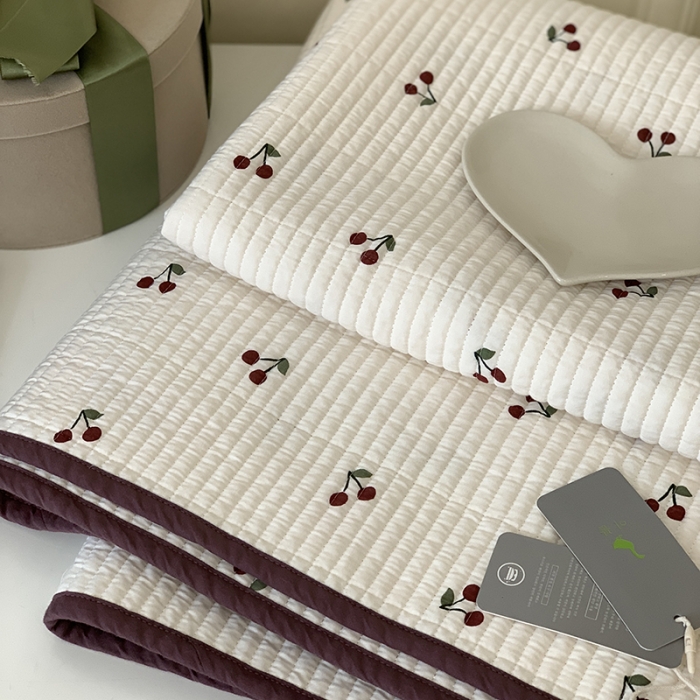 91家纺网 家纺一手货源 找家纺 汇庭 2023新款卡通印花单品床盖系列-实拍 小樱桃