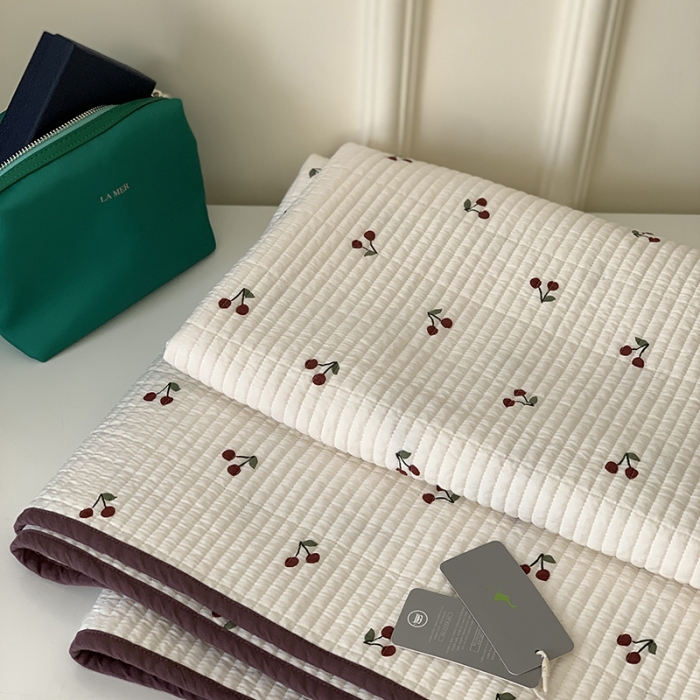 91家纺网 家纺一手货源 找家纺 汇庭 2023新款卡通印花单品床盖系列-实拍 小樱桃