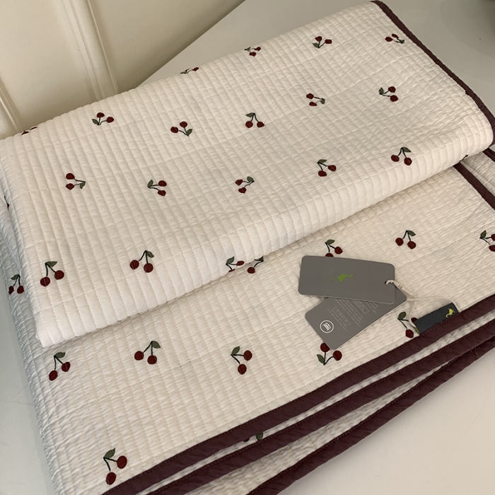 91家纺网 家纺一手货源 找家纺 汇庭 2023新款卡通印花单品床盖系列-实拍 小樱桃