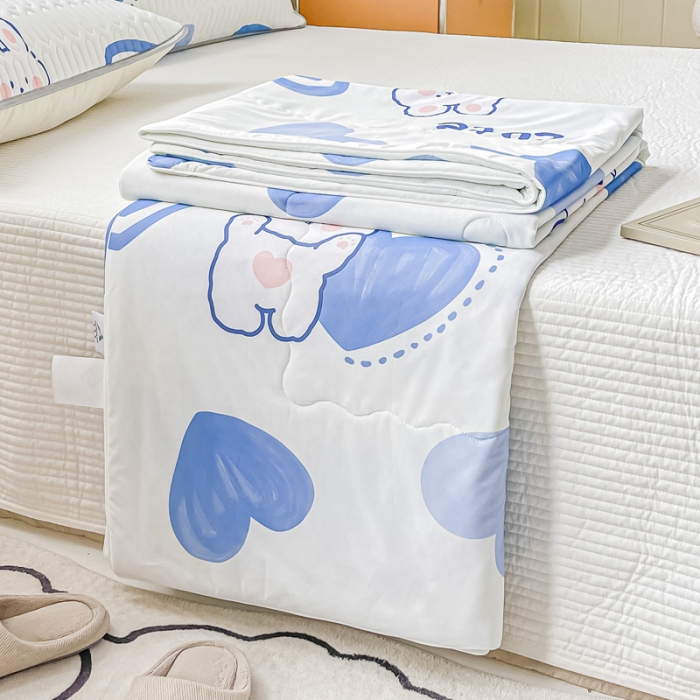 91家纺网 家纺一手货源 找家纺 佳一2023新款凉感丝小清新印花夏被 爱心兔