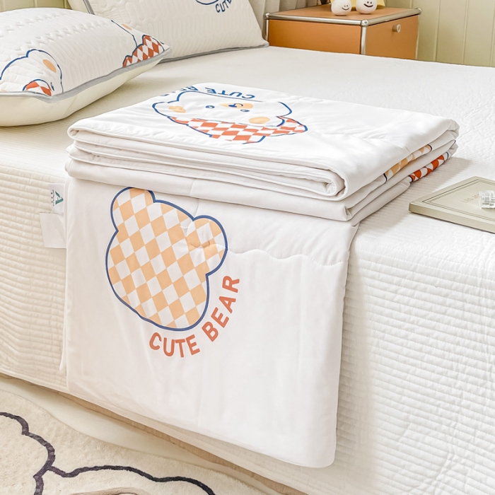 91家纺网 家纺一手货源 找家纺 佳一2023新款凉感丝小清新印花夏被 呆萌熊