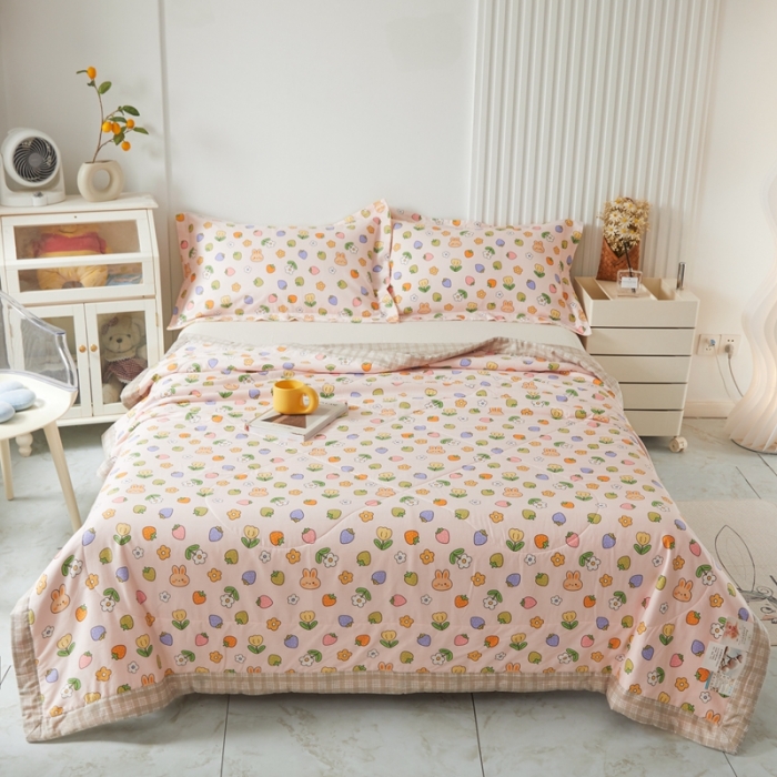 91家纺网 家纺一手货源 找家纺 2023里外100%纯棉印花新疆棉花夏被单人棉花被可机洗 草莓小兔