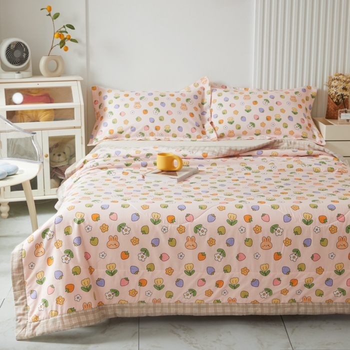 91家纺网 家纺一手货源 找家纺 2023里外100%纯棉印花新疆棉花夏被单人棉花被可机洗 草莓小兔