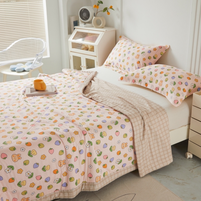 91家纺网 家纺一手货源 找家纺 2023里外100%纯棉印花新疆棉花夏被单人棉花被可机洗 草莓小兔