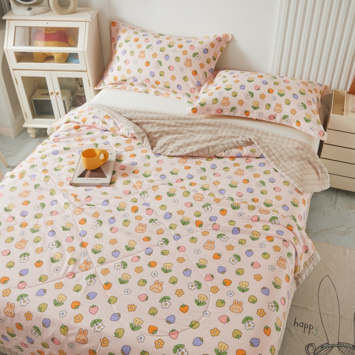 91家纺网 家纺一手货源 找家纺 2023里外100%纯棉印花新疆棉花夏被单人棉花被可机洗 草莓小兔