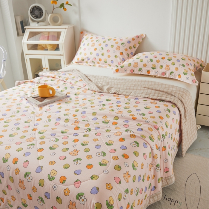 91家纺网 家纺一手货源 找家纺 2023里外100%纯棉印花新疆棉花夏被单人棉花被可机洗 草莓小兔