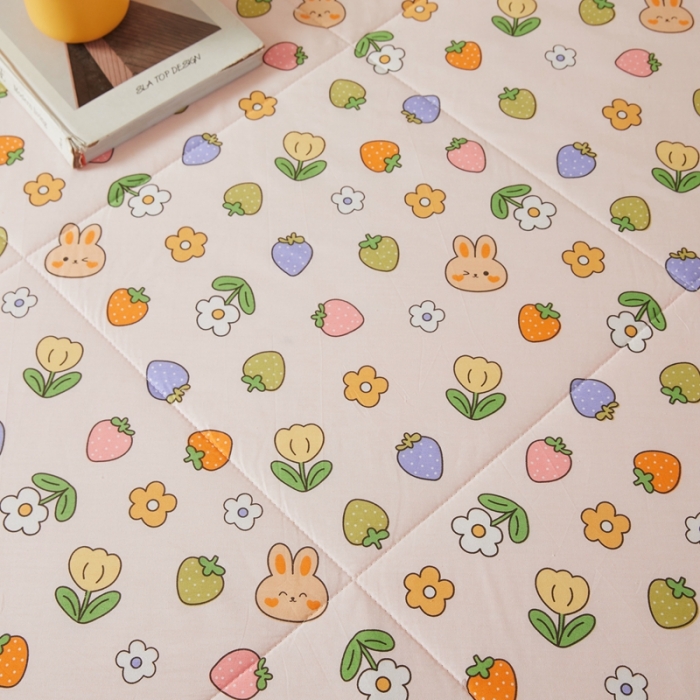 91家纺网 家纺一手货源 找家纺 2023里外100%纯棉印花新疆棉花夏被单人棉花被可机洗 草莓小兔