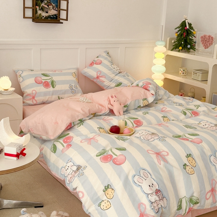 91家纺网 家纺一手货源 找家纺 昔可 2023春日新款全棉3 蓝条樱桃兔