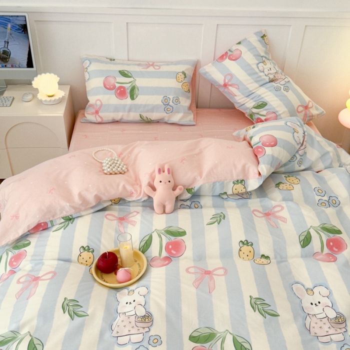 91家纺网 家纺一手货源 找家纺 昔可 2023春日新款全棉3 蓝条樱桃兔