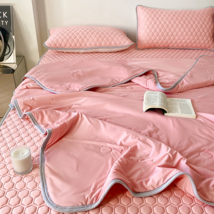 91家纺网 家纺一手货源 找家纺 欧邦 新款轻奢风纯色凉感丝乳胶凉席夏被四件套 樱花粉