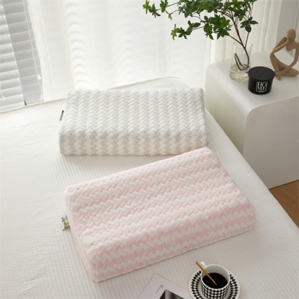 91家纺网 家纺一手货源 找家纺 全棉条纹款成人乳胶枕头单人乳胶枕高低狼牙按摩款