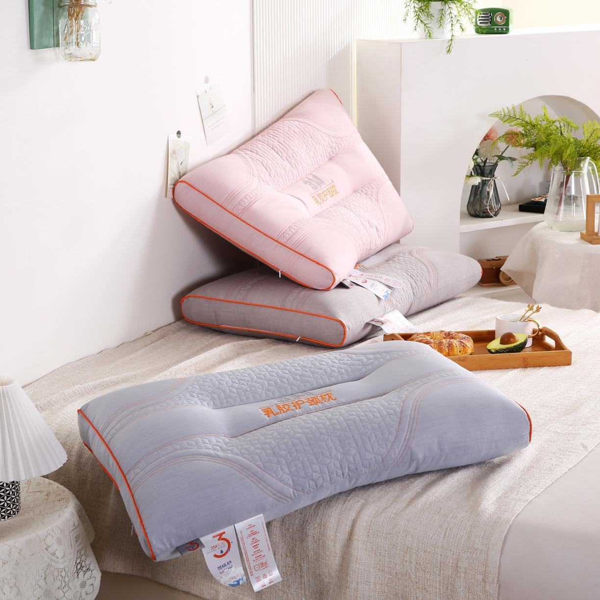 91家纺网 家纺一手货源 找家纺 爱来伊 2022新款乳胶护颈枕 乳胶护颈枕-粉色