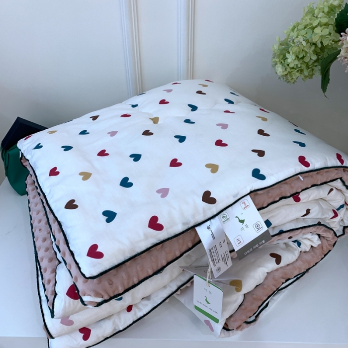 91家纺网 家纺一手货源 找家纺 汇庭 2023新款双人豆豆被 爱心粉