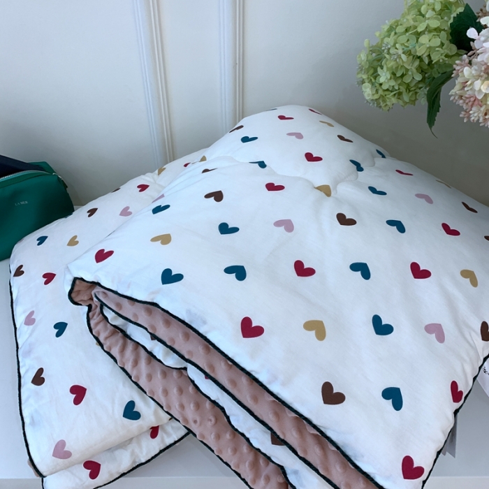 91家纺网 家纺一手货源 找家纺 汇庭 2023新款双人豆豆被 爱心粉