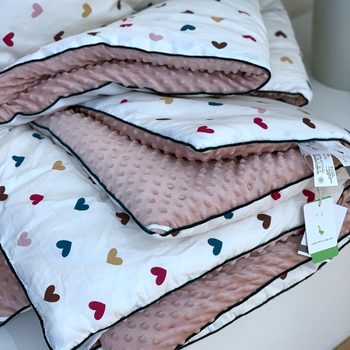 91家纺网 家纺一手货源 找家纺 汇庭 2023新款双人豆豆被 爱心粉