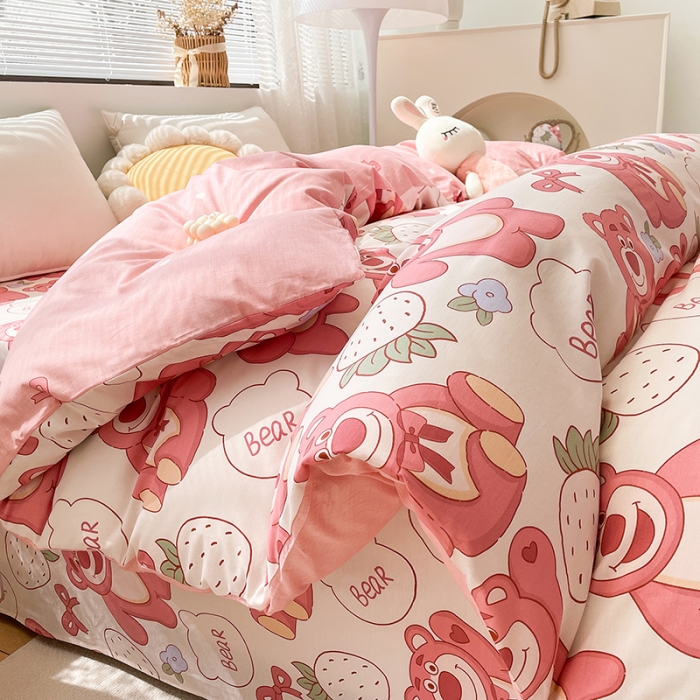 91家纺网 家纺一手货源 找家纺 绵庭 2023新款 全棉印花被套 快乐草莓熊