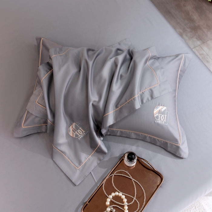 91家纺网 家纺一手货源 找家纺 琉宿 2023新款澳棉CR工艺50s双股长绒棉绣花四件套露西亚刺绣系列 露西亚-爵士灰