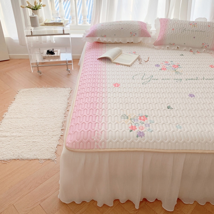 91家纺网 家纺一手货源 找家纺 慕澄 2023新款大版雪纺床裙款乳胶凉席系列 床裙款-粉色心情