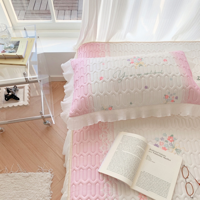 91家纺网 家纺一手货源 找家纺 慕澄 2023新款大版雪纺床裙款乳胶凉席系列 床裙款-粉色心情