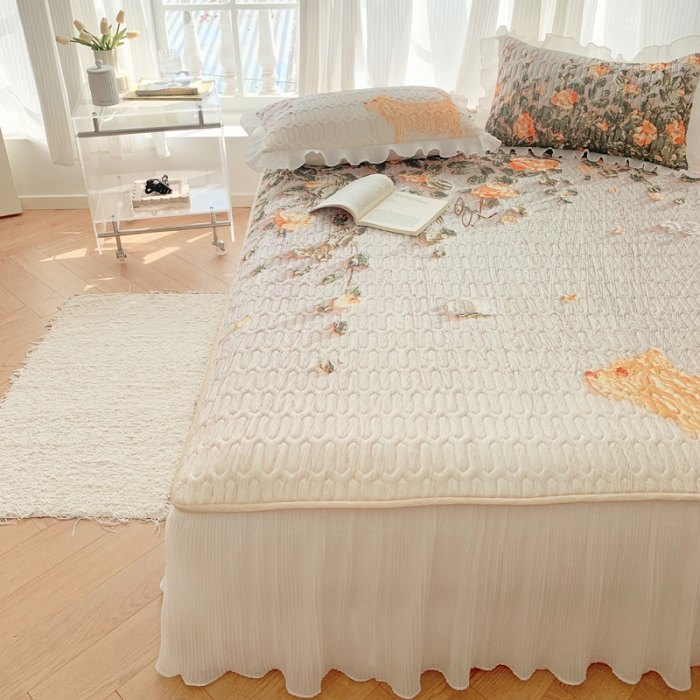 91家纺网 家纺一手货源 找家纺 慕澄 2023新款大版雪纺床裙款乳胶凉席系列 床裙款-风吹一夏