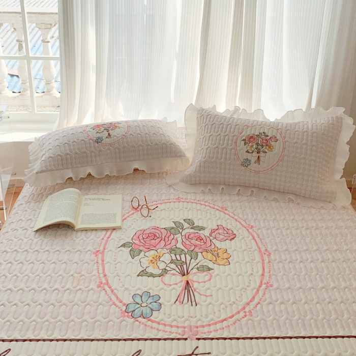 91家纺网 家纺一手货源 找家纺 慕澄 2023新款大版雪纺床裙款乳胶凉席系列 床裙款-花季