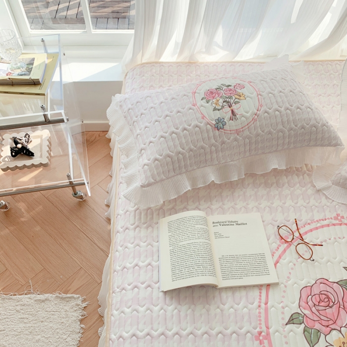 91家纺网 家纺一手货源 找家纺 慕澄 2023新款大版雪纺床裙款乳胶凉席系列 床裙款-花季