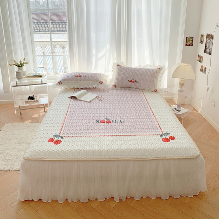 91家纺网 家纺一手货源 找家纺 慕澄 2023新款大版雪纺床裙款乳胶凉席系列 床裙款-樱桃物语