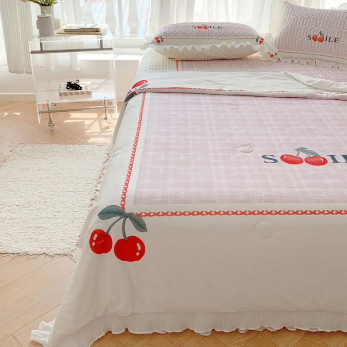 91家纺网 家纺一手货源 找家纺 慕澄 2023新款大版雪纺床裙款乳胶凉席系列 床裙款-樱桃物语