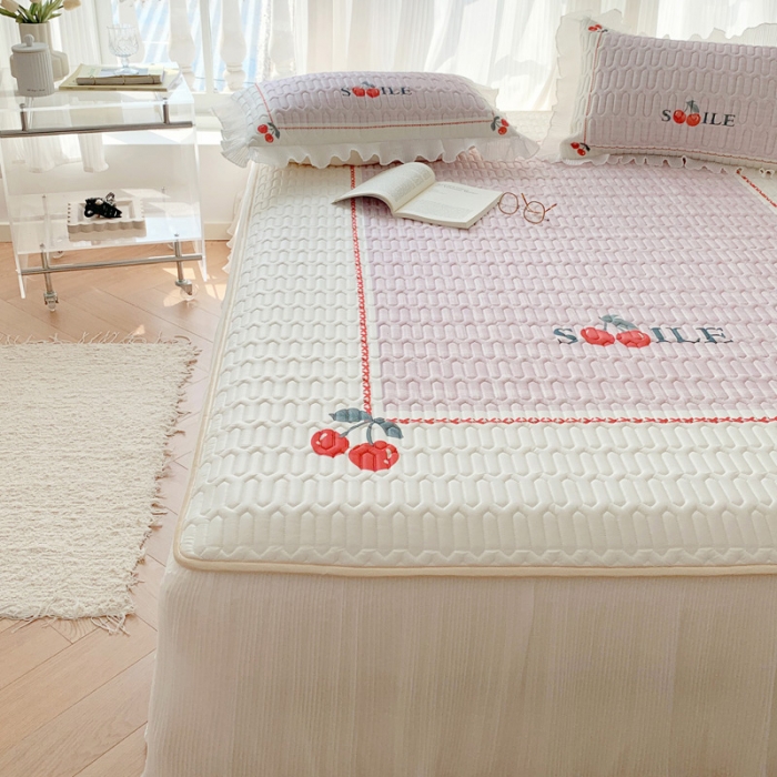 91家纺网 家纺一手货源 找家纺 慕澄 2023新款大版雪纺床裙款乳胶凉席系列 床裙款-樱桃物语