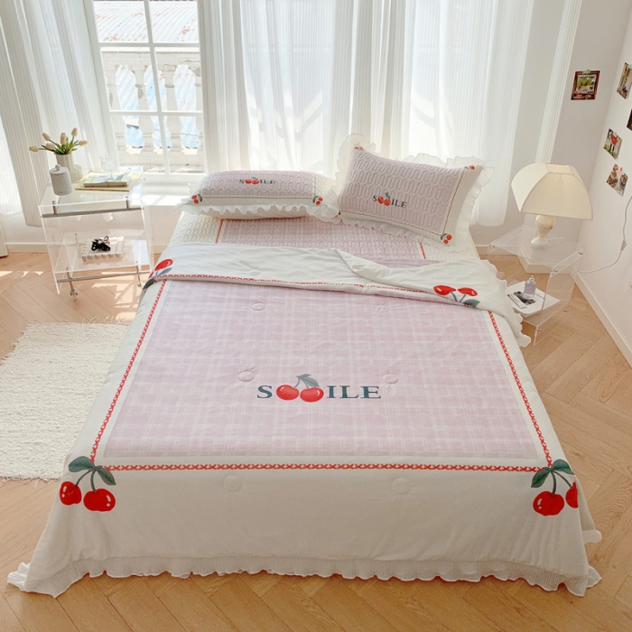 91家纺网 家纺一手货源 找家纺 慕澄 2023新款大版雪纺床裙款乳胶凉席系列 床裙款-樱桃物语