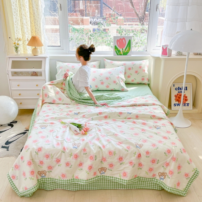 91家纺网 家纺一手货源 找家纺 格子铺 2023新款全棉印花系列棉花夏被 花瓣熊