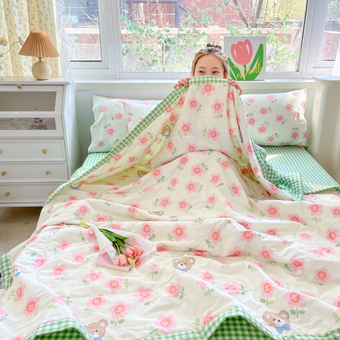 91家纺网 家纺一手货源 找家纺 格子铺 2023新款全棉印花系列棉花夏被 花瓣熊