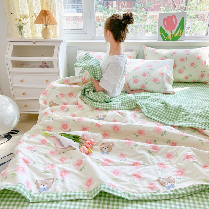 91家纺网 家纺一手货源 找家纺 格子铺 2023新款全棉印花系列棉花夏被 花瓣熊