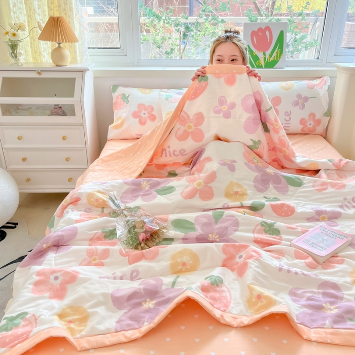 91家纺网 家纺一手货源 找家纺 格子铺 2023新款全棉印花系列棉花夏被 花蜜草莓