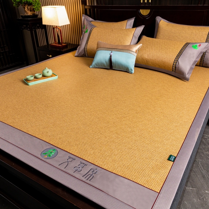 91家纺网 家纺一手货源 找家纺 简一家纺  2024新款艾草冰藤席艾草凉席 配皮革手提包装 黄藤