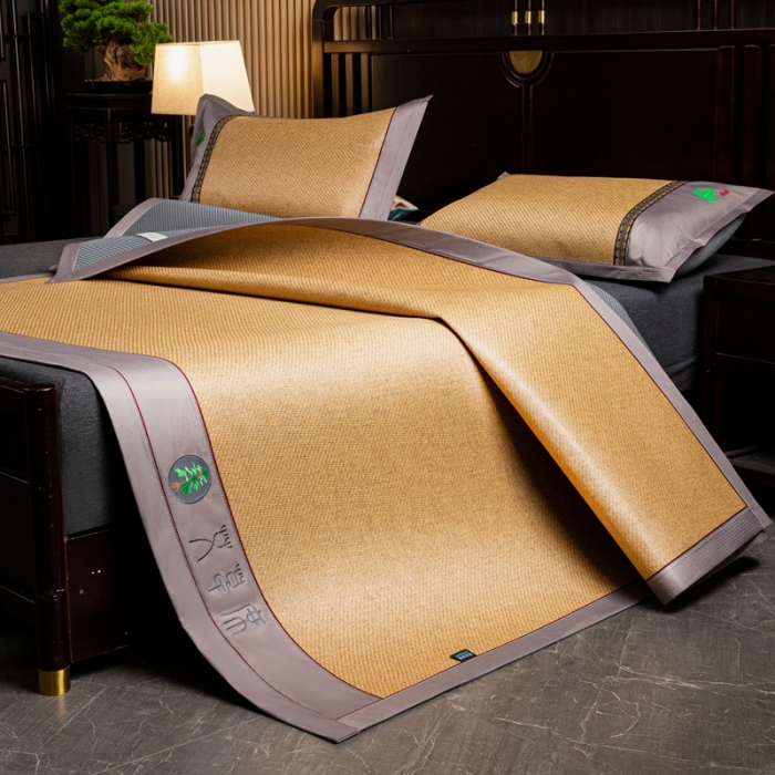 91家纺网 家纺一手货源 找家纺 简一家纺  2024新款艾草冰藤席艾草凉席 配皮革手提包装 黄藤